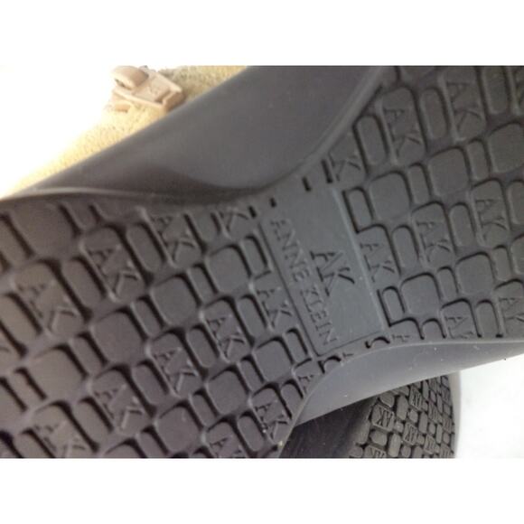 AK ANNE KLEIN Bailee 1 TAN SUEDE LEATHER ZIP LOW HEEL ANKLE BOOT SZ 6M - Picture 10 of 10